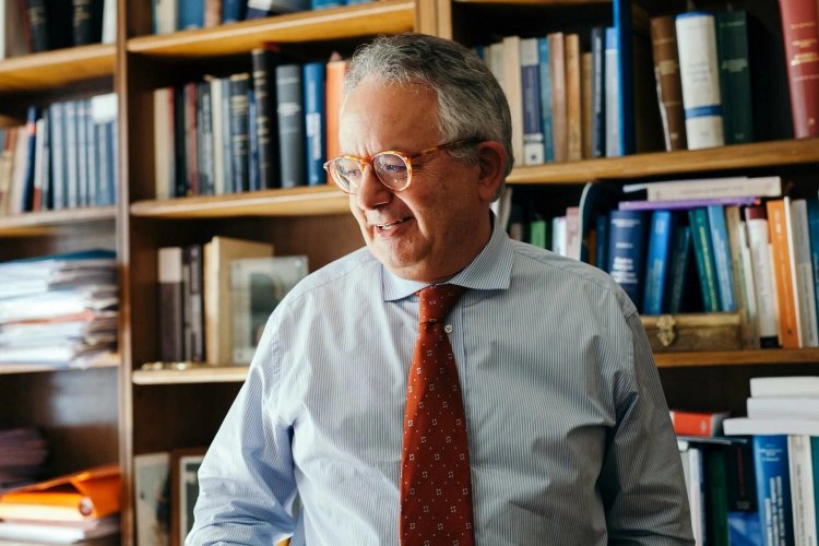 Cycladic Press Association: Εκδήλωση της Ε.Κυ.Τ. με ομιλητή τον Καθ. Συνταγματικού Δικαίου, Νίκο Αλιβιζάτο & θέμα “Πού πάει το πολίτευμά μας... και ποιο αύριο για τα νησιά μας;”