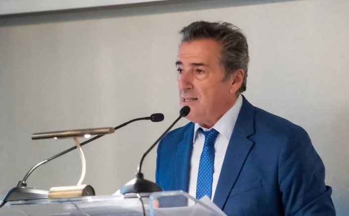 Mayor of Andros: Ξέρει τι ψηφίζει ο κ. Θωμάς ή διαφωνεί συμφωνώντας?