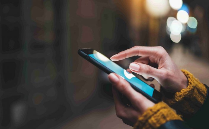 Social media controls to protect minors: Παρουσιάζεται το σχέδιο για την προστασία ανηλίκων στα social media - Μέχρι και 9 ώρες στις οθόνες