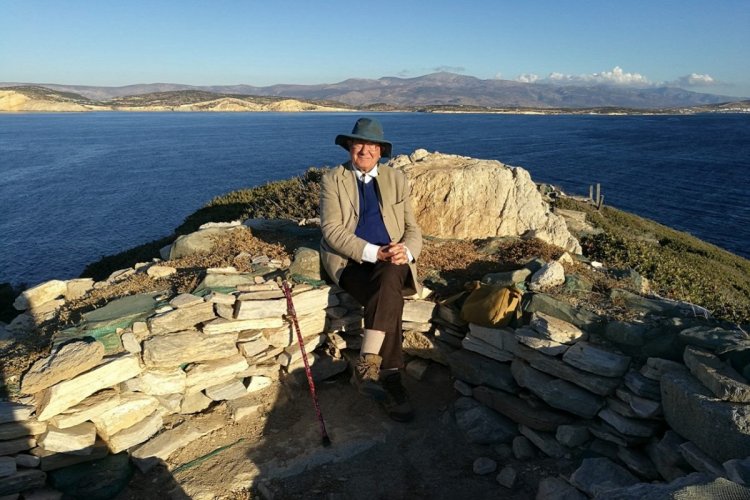 Notable Death: Ψήφισμα της Εταιρείας Κυκλαδικών Μελετών για τον θάνατο του αρχαιολόγου Colin Renfrew, σπουδαίου μελετητή του κυκλαδικού πολιτισμού