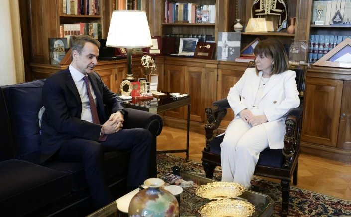 PM Mitsotakis: Συνάντηση Κ. Σακελλαροπούλου με Κ. Μητσοτάκη - “Θα προτείνω να εκλέγεται ο Πρόεδρος της Δημοκρατίας μία φορά”