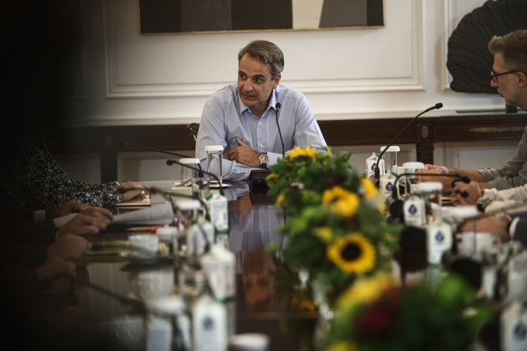 Political Development: Η διπλή στρατηγική της κυβέρνησης!! Γιατί εξαπολύει βέλη στο ΠΑΣΟΚ και πως απαντά στην πίεση εκ δεξιών!!