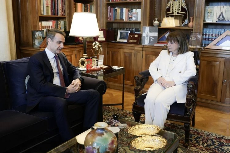 PM Mitsotakis: Συνάντηση Κ. Σακελλαροπούλου με Κ. Μητσοτάκη - “Θα προτείνω να εκλέγεται ο Πρόεδρος της Δημοκρατίας μία φορά”