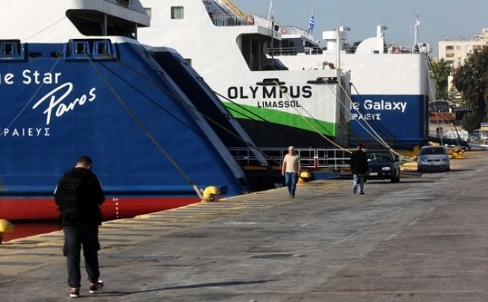 Ferry Services – Sailing ban: Aκυρώθηκαν τρία δρομολόγια πλοίων από το λιμάνι του Πειραιά, λόγω ισχυρών ανέμων