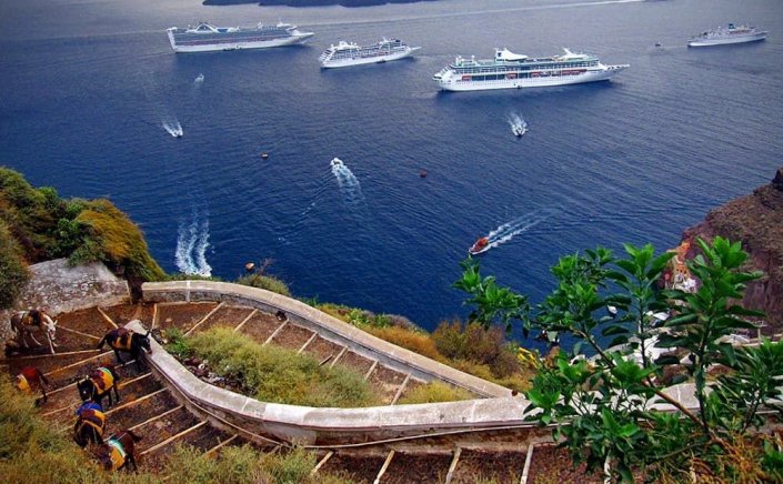 Santorini's cruise tourism in Jeopardy: Απαγορεύτηκε στα κρουαζιερόπλοια η προσέγγιση στη Σαντορίνη, λόγω των Σεισμών