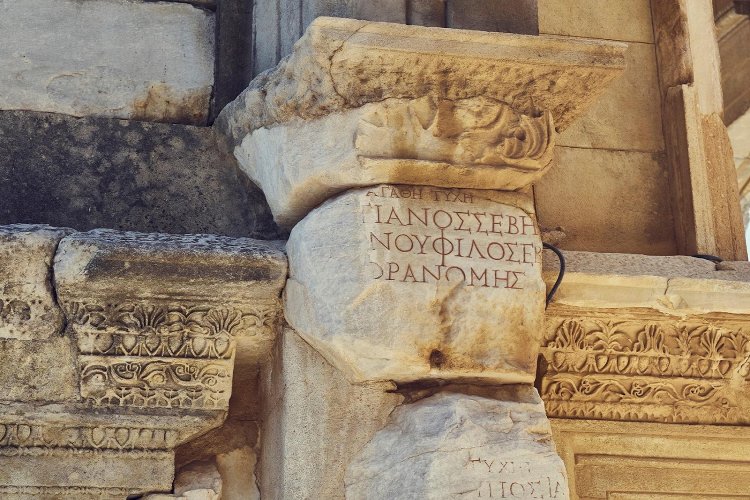 World Greek Language Day 2025: Παγκόσμια Ημέρα Ελληνικής Γλώσσας!! Με παλμό χιλιάδων ετών και θαυμαστή ανθεκτικότητα συνοδεύει την ανθρωπότητα [Videos]