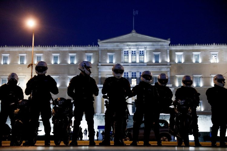 Protests to Demand Justice for Tempi: «Δίχτυ προστασίας» στη Βουλή κατά την συγκέντρωση για τα Τέμπη - Αστυνομικοί με πολιτικά, drones και θωρακισμένα της ΕΛΑΣ