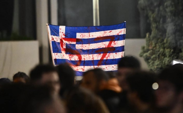 Guardian: Η ελληνική κυβέρνηση υπό πίεση για την υπόθεση των Τεμπών