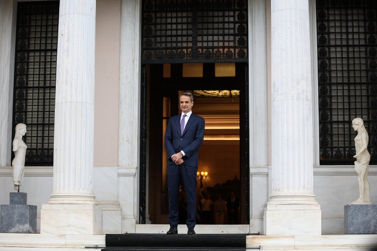 PM Mitsotakis: «Η κατάρα της τρίτης τετραετίας» και η -ψύχραιμη- παρέμβαση Παπαχελά