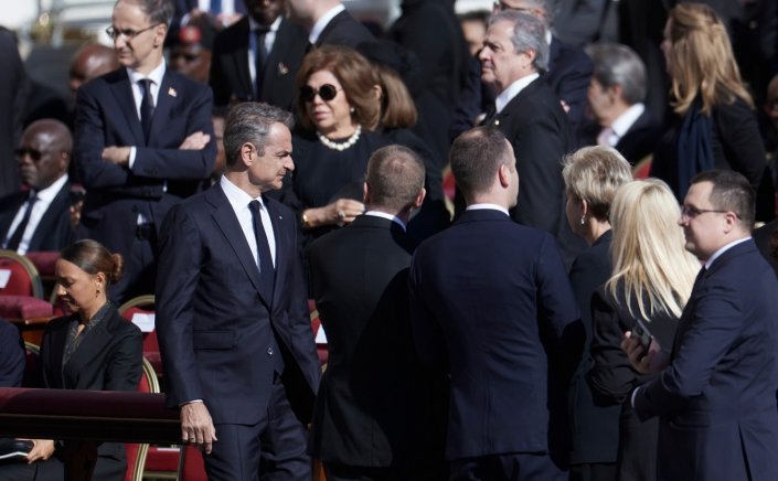 Behind the Politics: Τελικά δεν υπήρξε ούτε χειραψία με τον Τραμπ