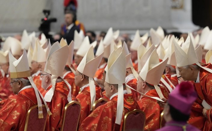 Cardinals return to Sistine Chapel for second day of voting: Με το βλέμμα στην καμινάδα της Καπέλα Σιξτίνα για 2η μέρα - Τα φαβορί
