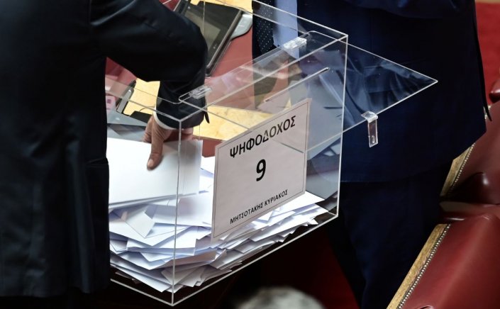 Parliamentary clash over Tempi tragedy: Μετά την παραπομπή Καραμανλή