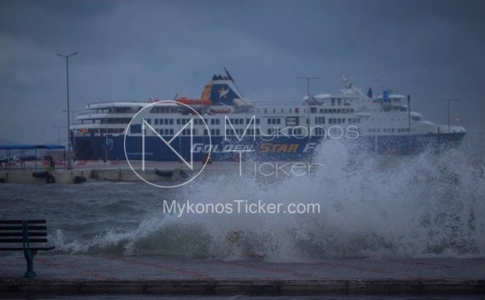 Ferry Services - Sailing ban: Παρατάθηκε το απαγορευτικό απόπλου από Πειραιά και Ραφήνα, μέχρι απόψε τις 10μμ