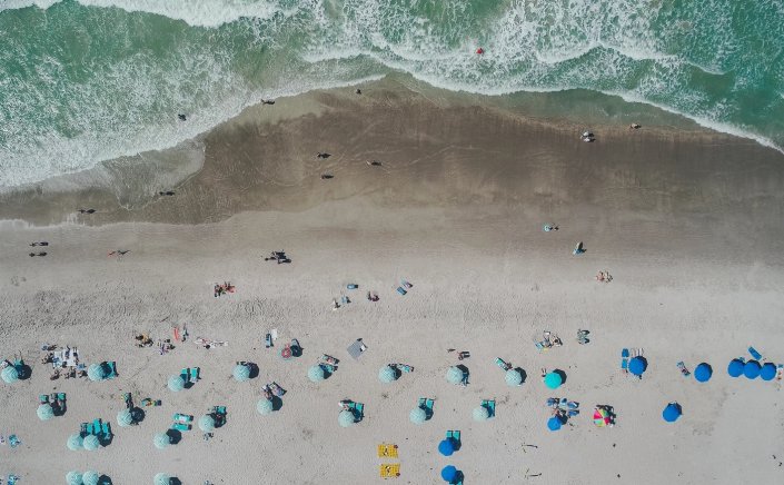 Where are most bacteria hidden on the beach? Πού κρύβονται τα περισσότερα μικρόβια στην παραλία?