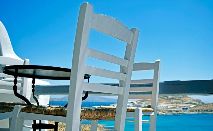 MyStreet: Τα καταστήματα υγειονομικού ενδιαφέροντος που βγάζουν τραπεζοκαθίσματα στους κοινόχρηστους χώρους, 50% δεν έχει καθόλου άδεια & 27% παραβιάζει τον χώρο για τον οποίο αδειοδοτείται