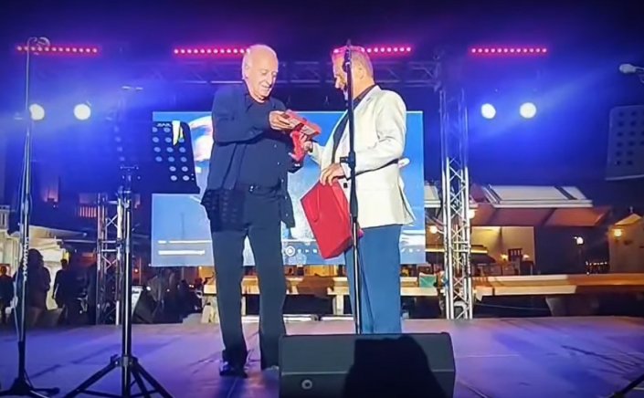 Xpήστos Bεpώvηs: Ο Δήμος Μυκόνου τίμησε τον κορυφαίο συνθέτη Γιώργο Χατζηνάσιο, αναγνωρίζοντας τη συμβολή του στην μουσική και στον πολιτισμό [Video]