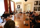 Mykonos City Council Meeting: Έκτακτη συνεδρίαση στο Δημοτικό Συμβούλιο Μυκόνου, την Δευτέρα 24/11, με μοναδικό θέμα τις αδιανόητες δηλώσεις του Πρωθυπουργού περί “Απομυκονοποίησης της Κρουαζιέρας”
