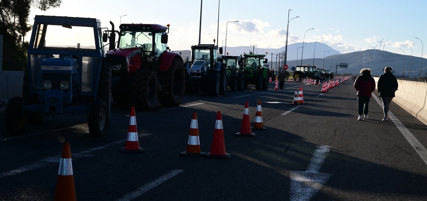 Protesting Greek farmers: Οι Αγρότες δεν πάνε στη συνάντηση με Μητσοτάκη!! Σε τροχιά κλιμάκωσης οι κινητοποιήσεις!!