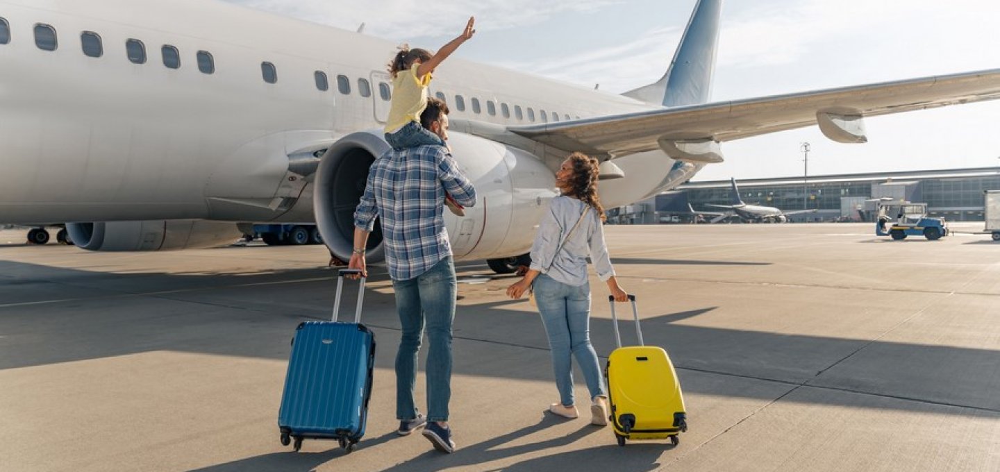 Tourism Report 2025: Ανατροπή στον χάρτη – Η “Έκρηξη” της Αθήνας, η πτώση της Σαντορίνης και το στοίχημα της λειψυδρίας