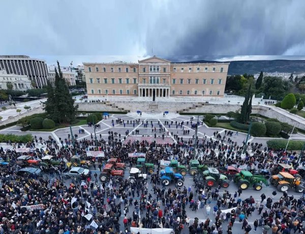 Farmers΄ protest in Syntagma Square: Στην «καρδιά» της Αθήνας βρίσκονται οι αγρότες για το συλλαλητήριο που βρίσκεται σε εξέλιξη!! Έφτασαν στο Σύνταγμα τα τρακτέρ!!