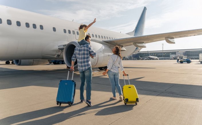 Tourism Report 2025: Ανατροπή στον Χάρτη – Η "Έκρηξη" της Αθήνας, η Πτώση της Σαντορίνης και το Στοίχημα της Λειψυδρίας