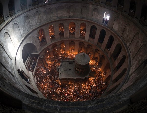 Holy Light Arrival Greece: Η διαδρομή από τον Πανάγιο Τάφο!! Πώς θα μεταφερθεί το Άγιο Φως στην Ελλάδα με φόντο τη σύγκρουση στη Μέση Ανατολή!!