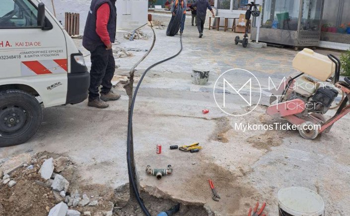 Τέλος Εποχής: Η ΔΕΥΑΜ ξηλώνει τους σκουριασμένους αγωγούς στην Δημοτική Πλατεία της Άνω Μεράς και γυρίζει σελίδα για πάντα