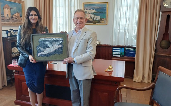 US Ambassador to Greece: “Θα κάνω ό,τι περνάει από το χέρι μου για τη Μύκονο”- Η Κίμπερλι Γκίλφοϊλ αναδεικνύει το Νησί σε Global High-End Tourism Hub