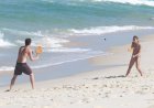 Beach Enforcement: Τι απαγορεύεται στην παραλία! Οι άγνωστοι κανόνες και τα τσουχτερά πρόστιμα έως και 1.000 ευρώ για θόρυβο από ρακέτες, SUP, ελεύθερο κάμπινγκ!