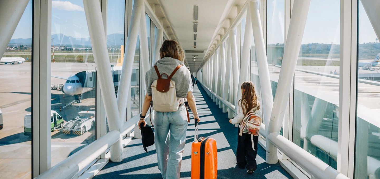 Air Passenger Rights: Αλλάζουν όλα στα αεροπορικά ταξίδια! Τέλος στις έξτρα χρεώσεις για διπλανές θέσεις σε οικογένειες - Τι αλλάζει για παιδιά, εγκύους, χειραποσκευές & καθυστερήσεις πτήσεων!