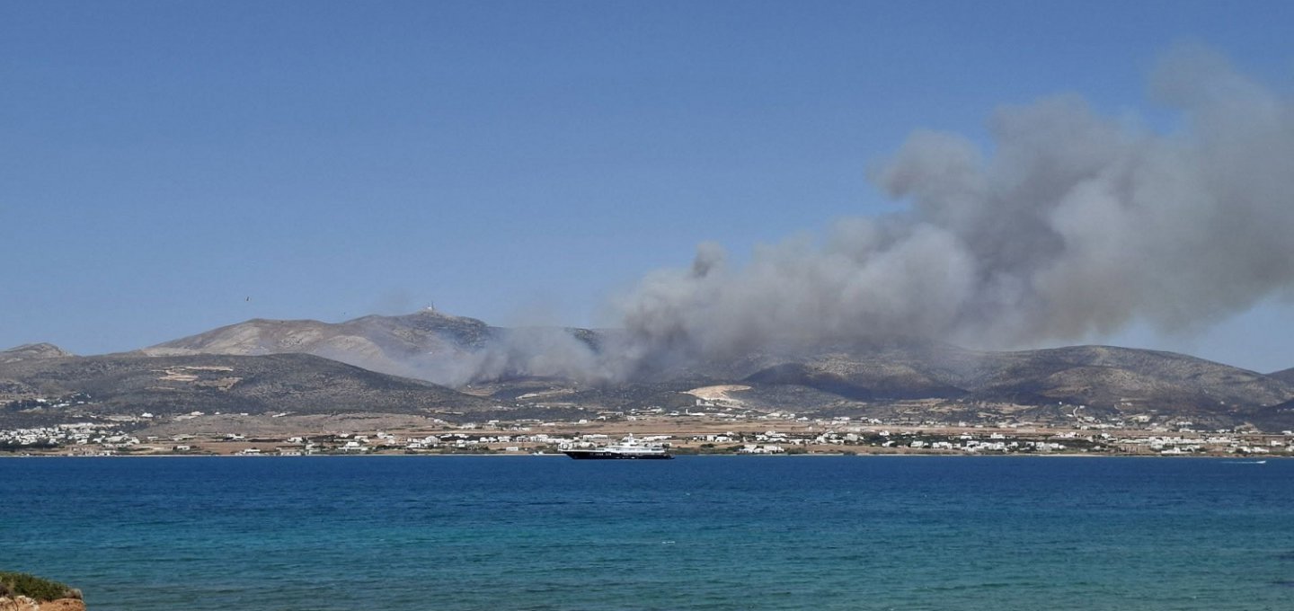 Paros Wildfire Emergency: Μάχη με τις φλόγες στην Πάρο! Ενισχύονται οι δυνάμεις πυρόσβεσης, 14 αεροσκάφη - Εκκενώθηκαν προληπτικά 4 οικισμοί!