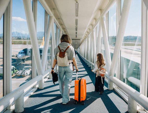 Air Passenger Rights: Αλλάζουν όλα στα αεροπορικά ταξίδια! Τέλος στις έξτρα χρεώσεις για διπλανές θέσεις σε οικογένειες - Τι αλλάζει για παιδιά, εγκύους, χειραποσκευές & καθυστερήσεις πτήσεων!