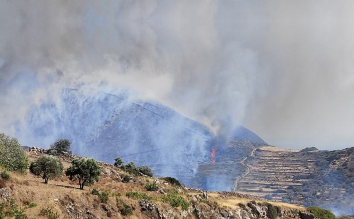Municipal Negligence: Συνελήφθησαν ο Δήμαρχος Πάρου, ο Αντιδήμαρχος Καθαριότητας, ο εργολάβος του Φο.Δ.Σ.Α και οδηγός απορριμματοφόρου, για τη φωτιά