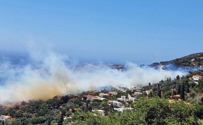 Andros Wildfire Emergency: Μεγάλη φωτιά στην Άνδρο! Το 112 ενημέρωσε τους πολίτες για εκκενώσεις από Παλαιόπολη και Κόλυμπο προς Μπατσί και Χώρα!