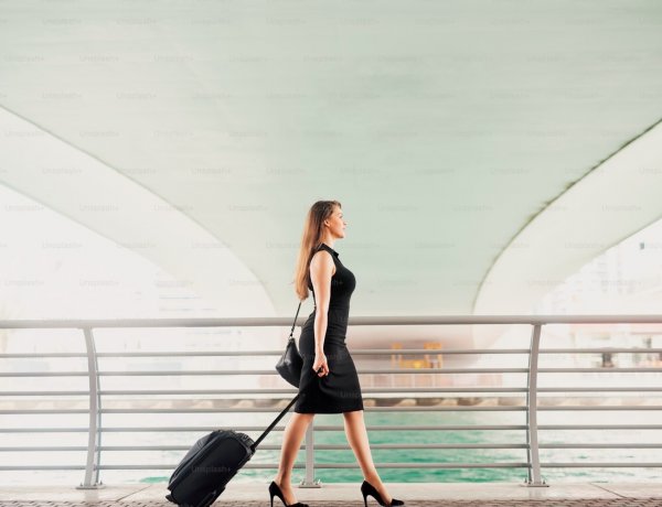 Travel Security Alert: Γιατί να αποφεύγετε τις μαύρες βαλίτσες & πώς να προστατεύσετε τις αποσκευές σας! 6 χρυσοί κανόνες!