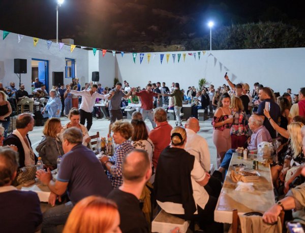 Intangible Heritage Revival: Άυλη Πολιτιστική Κληρονομιά! Το φαινόμενο των ελληνικών πανηγυριών από τη Μύκονο μέχρι την Ικαρία, η επιστροφή της νεολαίας στα παραδοσιακά πανηγύρια & πώς έγιναν παγκόσμιο trend!