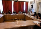 MC Mykonos: Αποκατάσταση οδοφωτισμού με έξυπνα δίκτυα, χρηματοδότηση LEADER για τρία γήπεδα τένις, δωρεά ακινήτου, οφειλές ΤΑΠ και μελέτες οδοποιίας - Έξι θέματα στη Δημοτική Επιτροπή