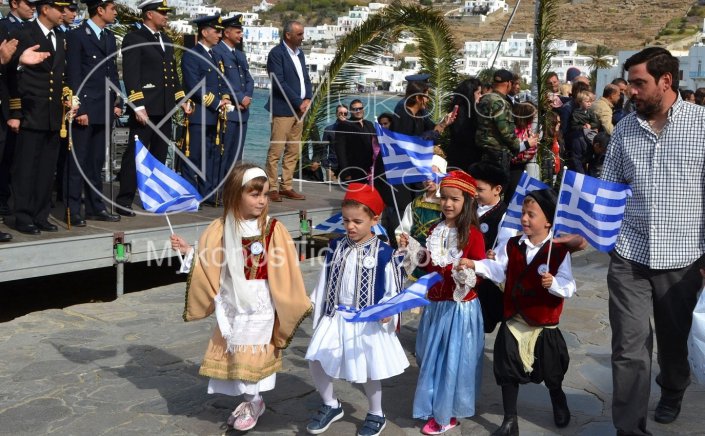 28th of October - “The Ochi Day”: Η συγκινητική πρωτοβουλία μαθητών της Μυκόνου για την εθνική επέτειο! Από την Άνω Μερά Μυκόνου στην Ηρακλειά για να παρελάσουν μαζί με τους τρεις μαθητές του νησιού!