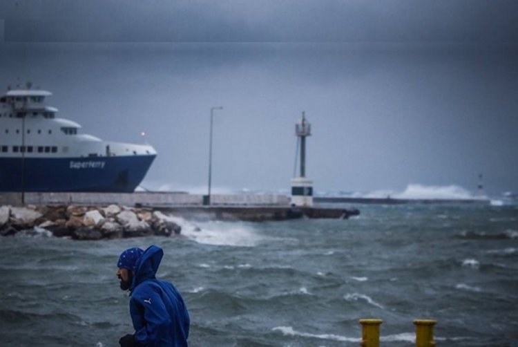 Travel Disruption: Απαγορευτικό απόπλου από το λιμάνι του Πειραιά και το Λαύριο, ακυρώσεις και τροποποιήσεις δρομολογίων - Τι ισχύει σε Ραφήνα