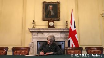 H Βρετανίδα Πρωθυπουργός Τερέζα Μέι υπογράφει την αίτηση αποχώρησς του Ην.Βασιλείου από την ΕΕ
