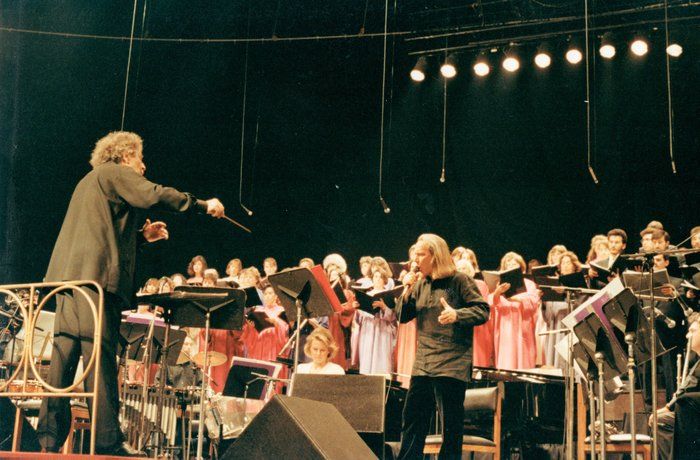Διευθύνοντας τον Πέτρο Πανδή στην ιστορική συναυλία του Canto General στη Χιλή το 1993 (φωτογραφία Φώτη Απέργη).